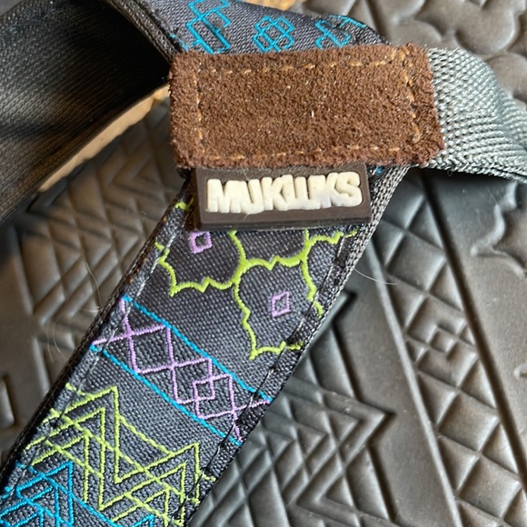 Mukluks flip flops - Picture 2 of 3